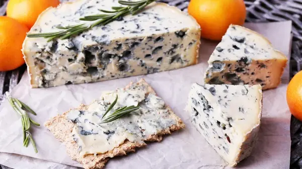 Сыр с плесенью полезен для организма, но есть важный нюанс, — диетологи