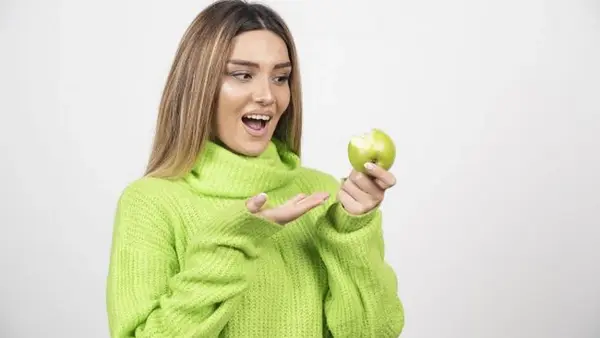 Почему нельзя есть яблоки: врач назвала причину, которая шокирует