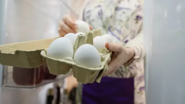 Почему нельзя хранить яйца в дверце холодильника: ключевые причины, о которых нужно знать