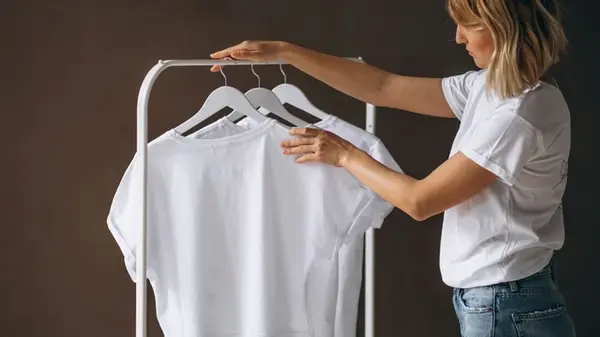 Как спасти любимую белую одежду от желтых пятен пота: действенные средства