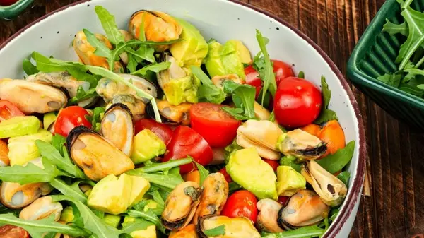 Салат с мидиями: оригинальный рецепт