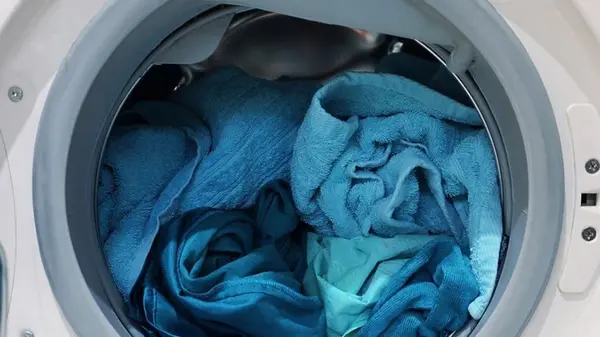 Выворачивать или нет вещи во время стирки: все «за» и «против»