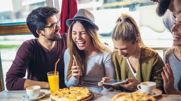 Мастера сарказма и самоиронии: социологи назвали самую веселую нацию в мире