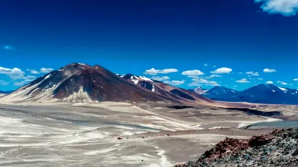 Невидимый гигант: какой вулкан самый большой в мире, хотя его почти не видно