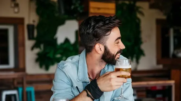 Названы имена мужчин, которые любят выпить: им следует быть осторожными с алкоголем