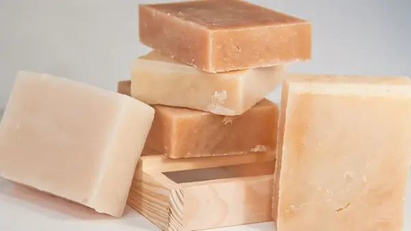 Почему говорят, что хозяйственное мыло делают из собак: что на самом деле входит в состав средства