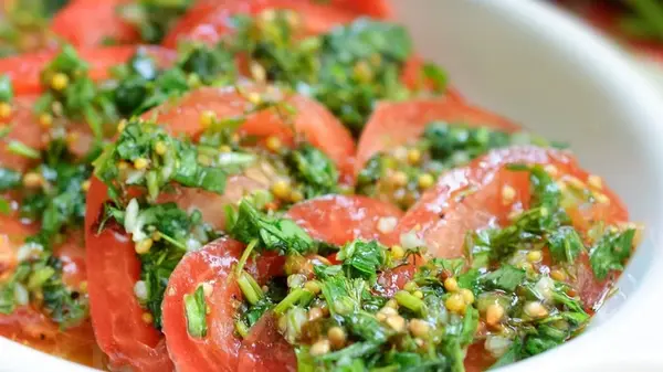 Рецепт закуски из помидоров с чесноком и зеленью