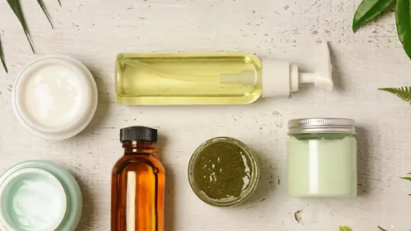 Отказ от косметики и солнцезащитных средств: когда это надо делать