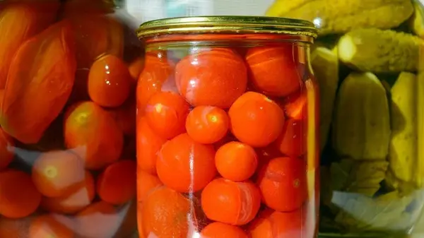 Как правильно хранить домашнюю консервацию: советы для тех, у кого нет подвала