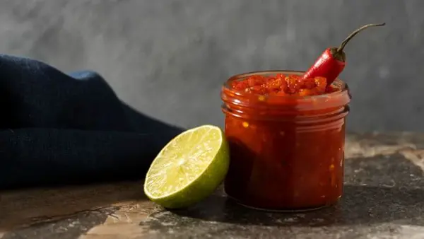 Вкусная аджика на зиму без уксуса и варки: сохраняет максимум витаминов