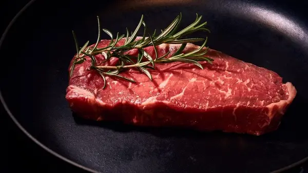 Как сделать мясо идеально мягким: кулинарный лайфхак от шеф-повара