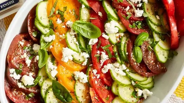 Салат из помидоров и сыра фета