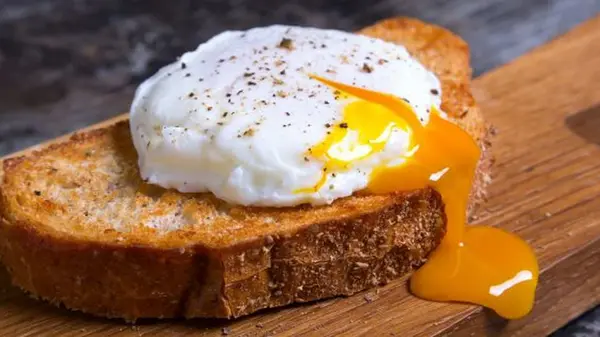 Нельзя разбивать в воду с уксусом: шеф-повар показал, как сварить яйцо пашот