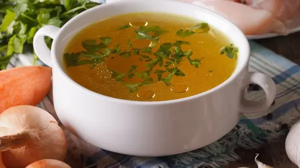 Бульон будет прозрачным, как родниковая вода: просто добавьте этот овощ после закипания