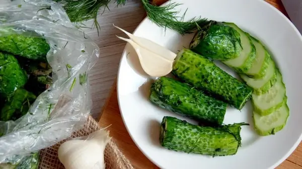 Малосольные огурцы в пакете можно приготовить очень быстро