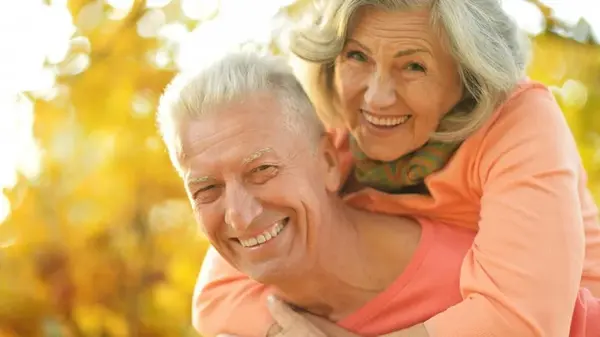 В каком возрасте люди начинают резко стареть: ученые определили точный период жизни