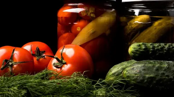 Какую зелень надо добавлять во время консервирования огурцов и помидоров: это не укроп и не петрушка