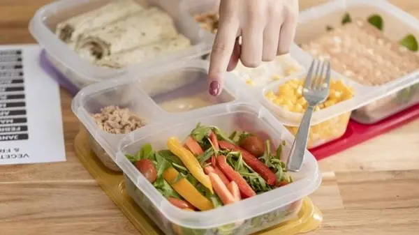 Как избавиться от стойкого запаха пищи в пластиковых контейнерах: действенные методы и лайфхаки