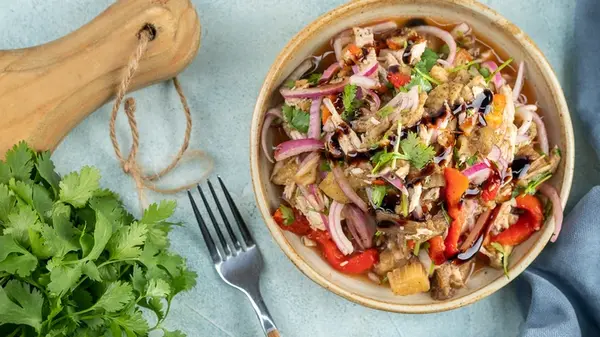 Идеально летом и к шашлыку: как приготовить грузинский салат ацецили