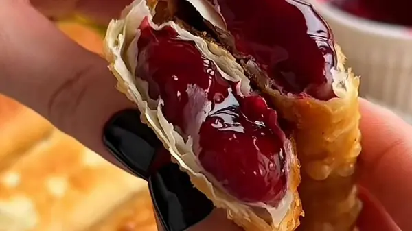 Хрустящий пирог с вишней, как в McDonald's: рецепт легендарного десерта