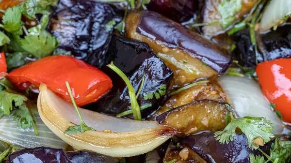 Рецепт салата из баклажанов, болгарского перца и помидоров