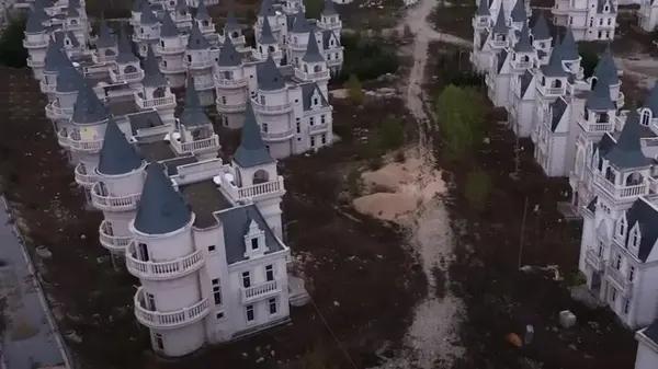В Турции находится жуткий поселок из миниатюрных замков: что с ним не так