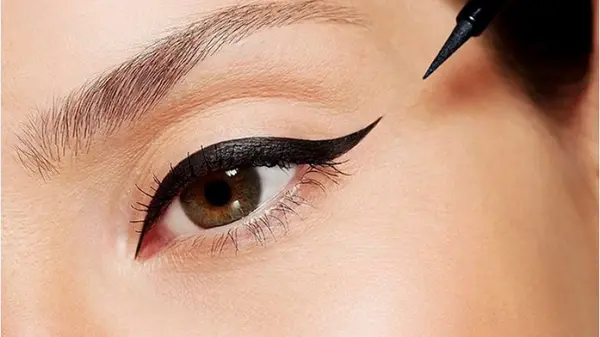 Как правильно наносить жидкую подводку для идеального макияжа глаз