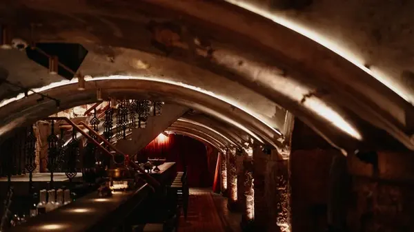 Mendeleev Bar в Москве — авторские коктейли, джаз и техно в императорских сводах на Петровке