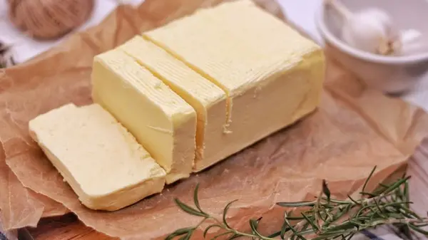 Взбейте этот продукт — у вас получится сливочное масло, в разы вкуснее и дешевле магазинного