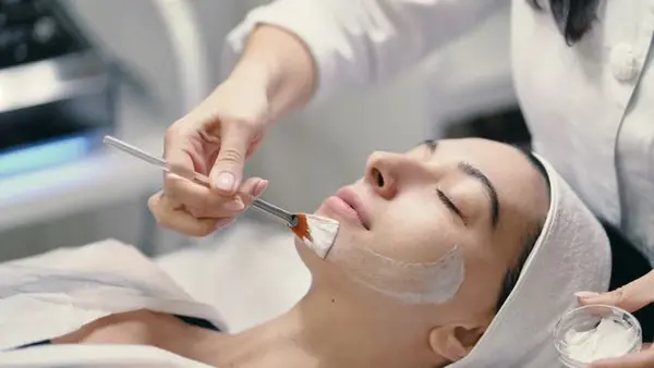 Косметолог раскрыла бьюти-процедуры, которых стоит избегать: вы их делаете?