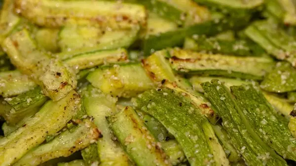 Малосольные кабачки всего за 10 минут: рецепт быстрой летней закуски