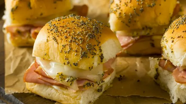 Горячие слайдеры с ветчиной и сыром: рецепт оригинальных бутербродов
