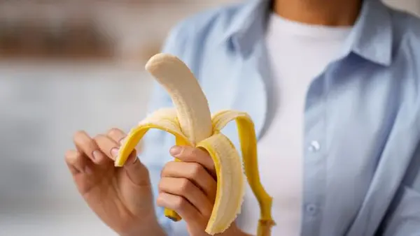 Не выбрасывайте банановую кожуру: вот чем она полезна и как ее есть