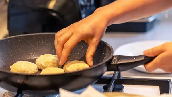 Соленые сырники со сметаной: очень быстро съедаются на завтрак