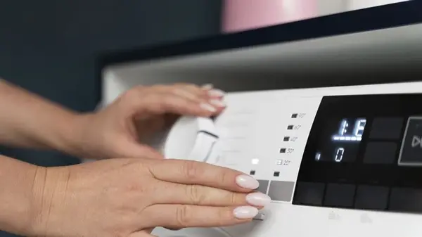 Зажмите эти две кнопки — и стиралка сама очистится от грязи, плесени, накипи и остатков порошка