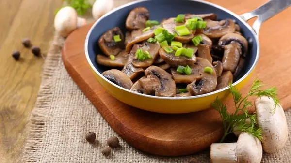 Так жарят грибы миллионы хозяек, но это грубая ошибка: когда нужно добавлять лук на самом деле