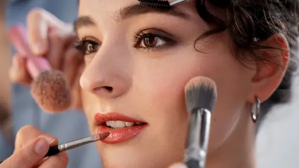 Самые распространенные ошибки в снятии макияжа, которые старят вашу кожу