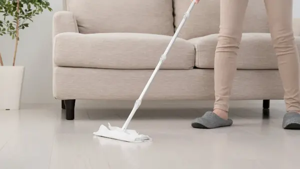 Полы будут блестеть как после клининга: вот что надо добавить в воду