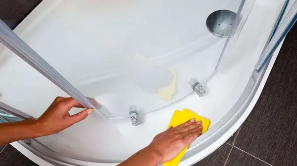 Без налета и разводов: чем и как отмыть душевую кабинку