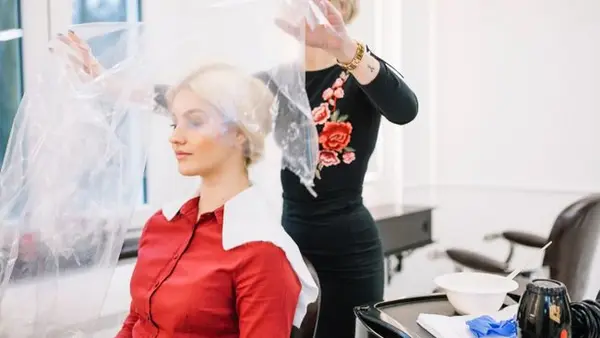 Парикмахер назвала 5 процедур, которые не советует никому делать