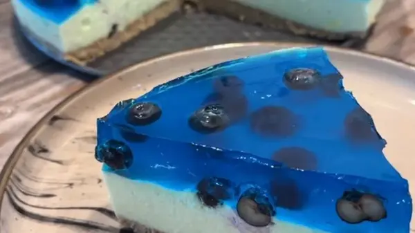 Вкус лета: легкий рецепт чизкейка с голубикой без выпечки