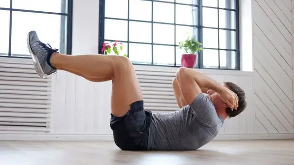 Ошибка, которую совершают 90% людей, выполняя скручивание пресса