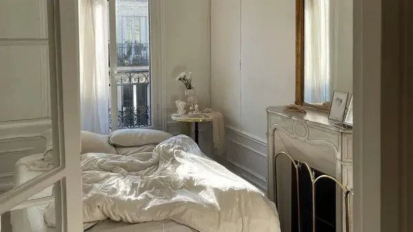 Сон, духи и тревога: почему нельзя вешать зеркало у кровати