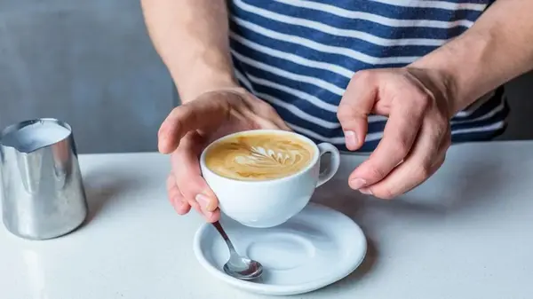 Когда лучше всего пить кофе для энергии, пищеварения и здорового сна: советы экспертов