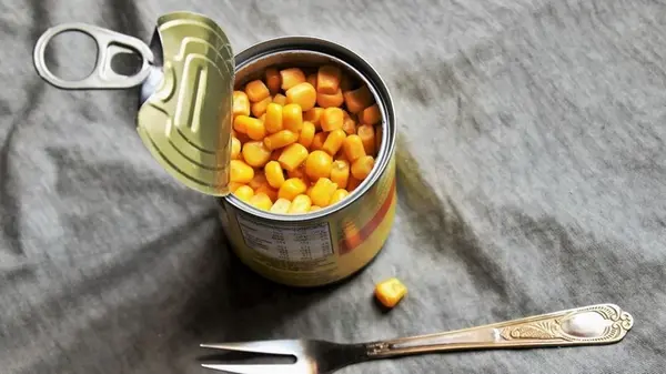 Как выбрать свежую консерву прямо в магазине: эксперт поделился секретами