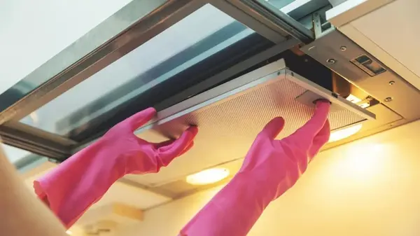 Будет выглядеть по-новому: эксперты объяснили, как почистить очень жирную вытяжку