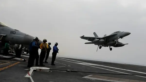 Почему взлетно-посадочные полосы авианосцев расположены под углом