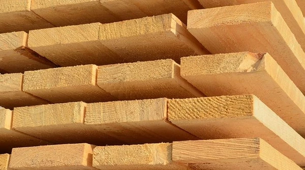 Обрезная доска: свойства, преимущества и применение