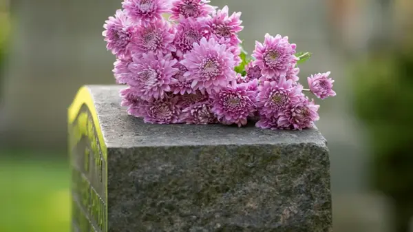 Священник рассказал, почему категорически нельзя говорить «земля пухом»