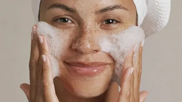 Идеальное очищение лица в 20 и 40 лет: советы визажиста